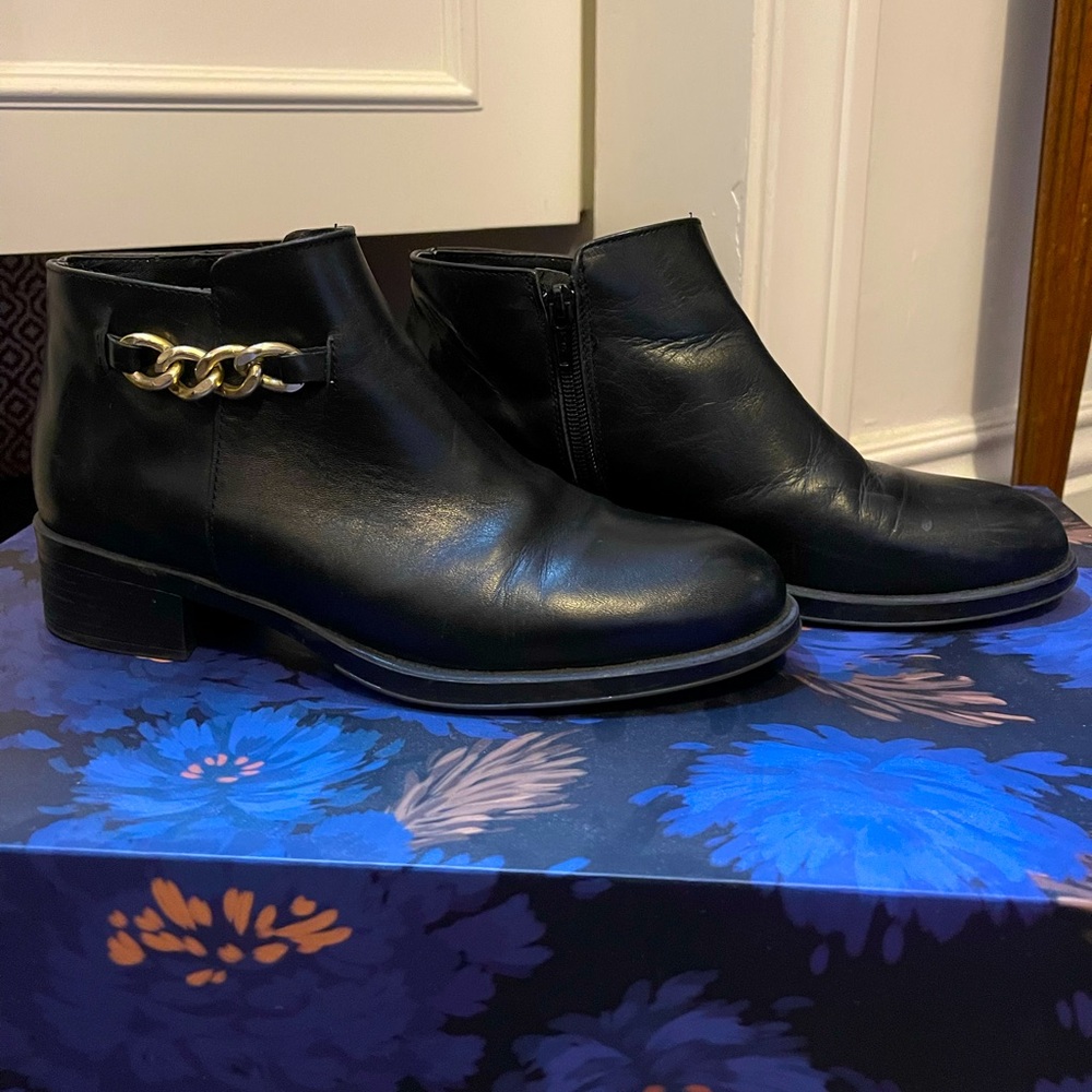 Elodie brand. Classic black leather boots /booties with chain. Made in Spain.